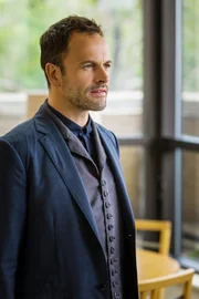Sherlock Holmes (Jonny Lee Miller) und Joan Watson versuchen alles, um den Mord an einem anerkannten Mathematiker zu lösen und hinter das Geheimnis einer streng bewachten Formel zu kommen.
