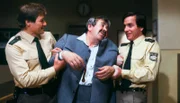 Von links: Polizist (N.N.), Herr Metz (Willy Harlander) und Heinl (Elmar Wepper). Weiteres Bildmaterial finden Sie unter www.br-foto.de.