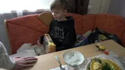 Yuseis 9. Geburtstag und seine Genesung werden gefeiert.