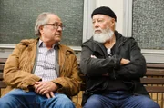 Klaus Schmitz (Hartmut Volle, l.) und Reinhard Bielefelder (Bill Mockridge, r.) sind froh, aus dem Ruhestand zurück zu sein.