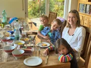 Lucie Hopfensack beginnt ein neues Leben als Kinderdorfmutter. Selbst ohne Geschwister aufgewachsen, wird sie nun Mama XXL für acht Kinder.
