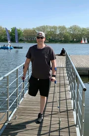 Alex Böhmer arbeitet, trotz der krebsbedingten Beinamputation, endlich wieder in seinem Traumjob als Flugbegleiter.