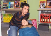 Tayfun (Tayfun Baydar) ist völlig überfordert als die unbekannte Diebin, Dascha Petrova (Lena Ehlers), plötzlich in Ohnmacht fällt.