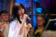 Mara Kayser begleitet den Abend mit viel Stimm-Gefühl bei "Schlager-Spaß mit Andy Borg".