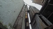 Der Rust Belt in den USA. Eine Reihe von hohen zylinderartigen heruntergekommenen Gebäuden. Sehr düster, aus Beton und ohne Fenster.