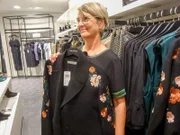 Petra ist auf der Suche nach dem perfekten Outfit zu ihren neuen Schuhen.
