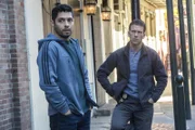Was hat Victor (Max Arciniega, l.) mit dem neusten Fall von LaSalle (Lucas Black.r.) und seinem Team, ein ermordet aufgefundener Unteroffizier mit Migrationshintergrund, zu tun?