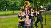 Was sind Stadtmusikanten eigentlich - gibt’s die wirklich? Die Bremer Philharmoniker müssen es wissen und laden Clarissa zu einem musikalischen Spaziergang im Bremer Bürgerpark ein.