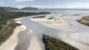 Der Arawata River im Südwesten Neuseelands verzweigt sich in einer Vielzahl von Flussarmen. Die Landwirte dieser Gegend erreichen ihre Weiden fast ausschließlich mit dem Boot.