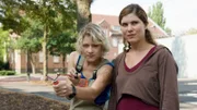 Walter hat ihre Zeit im Schutzbereich, dem "Käfig" abzusitzen. Katja (Yasmina Djaballah, re.) will ihr mit Grit (Katrin Brockmann) eine Lektion erteilen.