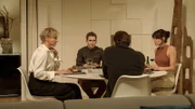 Ein gemütliches Abendessen in unruhigen Zeiten? Regina Mannheimer (Veronica Ferres, l.) hat Finja (Caroline Hartig, r.) eingeladen, um sie besser kennen zu lernen. Ihr ist nicht entgangen, dass Sam (Jonathan Elias Weiske, 2.v.r.) an Finja interessiert ist. Während Sam die Anspielungen seiner Mutter unangenehm sind, amüsiert sich Finja darüber. Jannik (Constantin Keller, 2.v.l.) hingegen ist besorgt. Er hat beobachtet, dass seine Mutter etwas im Garten verbrannt hat. Macht Regina nur gute Miene zu bösem Spiel?