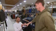 Servet (li) 'übt' mit Peter den Heiratsantrag, den er Loredana machen will.