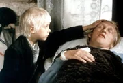 "Michel muss mehr Männchen machen". Im Bild: Michel (Jan Ohlsson) macht sich große Sorgen um den Knecht Alfres (Björn Gustafson), seinen besten Freund, der plötzlich hohes Fieber bekommen hat.