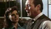 Der Glaubenszwang Tobias (Dennis Lipscomb) ist verzweifelt. Seine Frau Robin (Riker) versucht ihn zu ermuntern.