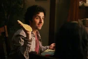 Nach dem erfolgreichen Abschluss des Falles backt Charlie Eppes (David Krumholtz) Waffeln für Amita und das gesamte Team.