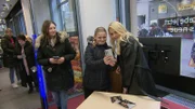 Estfania (re.) auf Promotour mit Fans