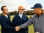 Sarah Marquardt (Alexa Maria Surholt) treibt ihre dubiose Geschäfte wieder mal ausserhalb der Sachsenklinik. Leider liebt es auch Prof. Simoni (Dieter Bellmann) zu golfen und läuft dem medizinischen Verkäufer Martin Stoll (Sebastian Jakob) über den Weg...mögliche zu tun - für Chefarzt Heilmann (Thomas Rühmann) geht er einen Schritt zu weit.