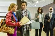 Olli (Jan Sosniok, 2.v.l.) wird von seiner Kollegin Ines Winkler (Claudia Eisinger, 2.v.r.) sexuelle Belästigung am Arbeitsplatz vorgeworfen. Während sie mit Staatsanwalt Katzer (Murali Perumal ) auftaucht, hofft Olli, von Danni (Annette Frier, l.) vertreten zu werden ...