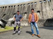 Tobias Kämmerer mit Talsperrenwärter Stephan Daude (li.).