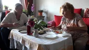 Rudi aus dem brandenburgischen Luckenwalde hat mit seiner 86-jährigen Mutter Inge Geld für die Auswanderung nach Tansania angespart. Dort möchte er sich mit seiner Verlobten Nangini eine gemeinsame Zukunft aufbauen.