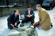 L-R: Ein Wachsoldat ist bei der Entführung Diana Markus' ums Leben gekommen. Böck (Heinz Weixelbraun, l.), Kommissar Moser (Tobias Moretti, M.) und Dr. Graf (Gerhard Zemann, r.) untersuchen die Leiche.