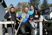 V.l.: Henrik, Ralf, Claus, André, Sita und Sohn Mylo
