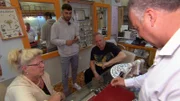 Auch einen Verlobungsring möchte Servet noch besorgen. Silvias und Haralds Unterstützung bekommt er jedenfalls schon einmal.