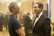 Als Pride (Scott Bakula, l.) und Bürgermeister Hamilton (Steven Weber, r.) Opfer einer Entführung werden, setzt Prides Team alle Hebel in Bewegung, um die beiden zu befreien.