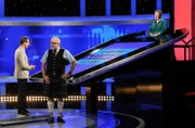 Moderator Alexander Bommes mit dem Kandidaten Volker Völler und der Jägerin Adriane Rickel.