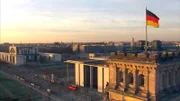 Das Jahr 1991 – der Bundestag beschließt seinen Umzug nach Berlin. Hunderttausende demonstrieren gegen den Irak-Krieg, der erste Mauerschützenprozess findet statt und die „Treuhand“ wird für viele Ost-Berliner zum Synonym für Abwicklung. Eine Berlin-Chronik der Superlative: 40 Folgen, von 1961, dem Jahr des Mauerbaus, bis 1999, als Berlin wieder Hauptstadt eines vereinten Deutschland ist. - Foto: Hauptstadtbeschluss im Juni 1991.