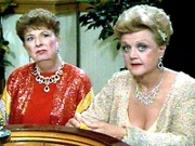 Jessica (Angela Lansbury) gibt sich als reiche Witwe aus und lernt so auch Alva Crane (Mary Wickes) kennen.