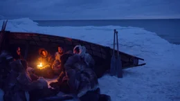 Solutreaner (v.l.: Tomas Enrique Servellon, Daniel Long, Faly Mevamanana, and Mishka Balilty) campen auf der Eisbr&uuml;cke w&auml;hrend ihrer Reise in die neue Welt. .l.: Tomas Enrique Servellon, Daniel Long, Faly Mevamanana, and Mishka Balilty  +++ Die Verwendung des sendungsbezogenen Materials ist nur mit dem Hinweis und Verlinkung auf RTL+ gestattet. +++