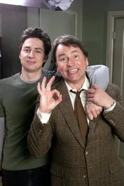 "Scrubs - Die Anfänger", "Mein alter Herr." Elliot, Turk und J.D. bereiten sich auf die Präsentation ihrer Semesterarbeit vor, als ihre Eltern ihr Kommen ankündigen. Die drei sind vollkommen aus dem Häuschen. Während J.D. versucht, das Interesse seines Vaters für seine Arbeit zu wecken, bemüht sich Elliot den hohen Ansprüchen ihres Vaters zu genügen. Turk zögert, Carla seiner Mutter vorzustellen. Als er sich schließlich dazu überwindet, verstehen sich die beiden Frauen prächtig.Im Bild (v.li.): Zach Braff (John 'J.D.' Dorian), John Ritter (Sam Dorian).