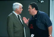 Dr. Mark Sloan (Dick Van Dyke, l.); Howard Weber (Jim O'Heir, r.)