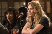 Kareema (Sarayu Blue, l.); Evie Covington (Tori Anderson, r.)