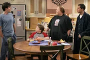 Sagen Charlie (Charlie Sheen, l.) was sie von seiner neuen Freundin halten: Alan (Jon Cryer, r.), Jake (Angus T. Jones, 2.v.l.) und Berta (Conchata Ferrell, 2.v.r.) ...