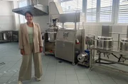 Sarah Bunne, Gründerin von IVY POW in der Produktion ihres Shampoos.