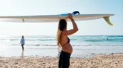 Amaya wünscht sich, dass ihr Kind genau wie sie am ikonischen Surfspot von Biarritz in frühem Alter das Surfen lernt.