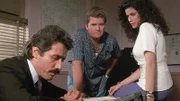 Eine Patrone aus einer Automatikwaffe führt den Ermittler Gil Grissom (William Petersen) auf die richtige Fährte.