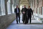 Paul Schott (Tim Wilde, l.) und Nele Fehrenbach (Floriane Daniel, r.) befragen Bruder Vadim (Attila Borlan, M.) nach Armin König. Der Autor hatte sich im Kloster Oberzell auf der Insel Reichenau einquartiert, um Recherchen für seinen neuen Roman durchzuführen.