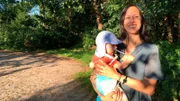Christina Kampf ist Gemeindediakonin. Tag und Nacht kurvt sie mit ihrem kleinen blauen Wagen über die Landstraßen im südlichen Brandenburg. Im Gepäck ein Beamer für Kinoabende, ein Taufbecken und viel Energie. In Tagen, wo immer mehr Menschen aus der Kirche austreten, geht sie mit ihren Kolleginnen, einer Pfarrerin und einer Gemeindepädagogin, neue Wege.