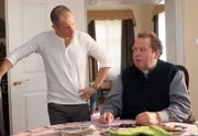 Armin (Antonio Wannek, li.) und Pfarrer Braun (Ottfried Fischer) lösen gemeinsam einen märchenhaften Fall.