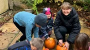 Bis Weihnachten ziehen noch weitere Kinder bei der frisch gebackenen Kinderdorfmutter Lucie ein. Sie wird in Kürze, neben ihrer eigenen Tochter, für sieben Kinder Pflegemama sein.