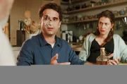 Juliana (Meike Droste, re.) hat Freddy (Oliver Wnuk, li.) die Torte ins Gesicht gedrückt.