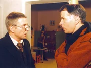 Der neue Hausbesitzer Alexander von Niebold (Peter W. Bachmann) entpuppt sich für Roland (Thomas Rühmann, rechts) immer mehr zur Landplage.