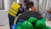 Grenzbeamte in Zivil haben am Flughafen Madrid-Barajas eine Frau im Visier, die von Moskau aus über Frankfurt nach Spanien geflogen ist. Die Passagierin verhält sich auffällig und auf dem Bildschirm des Scanners bei der Gepäckkontrolle bestätigt sich der Verdacht. Die rechteckigen Formen im Koffer lassen darauf schließen, dass die Dame illegal Zigaretten ins Land schmuggeln will. In Barcelona droht derweil dem Fahrer eines Lieferwagens Ungemach. Der Mann hat Teile seiner Ladung nicht beim Zoll deklariert und muss deshalb mit einer Anzeige rechnen.
