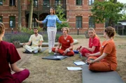 Bei den Atemübungen mit Oberschwester Arzu (Arzu Bazman, 3.v.l.) können Louisa (Llewellyn Reichman, 2.v.r.) und Jasmin (Leslie-Vanessa Lill, l.) sich nicht konzentrieren (mit Komparsen, l. und Adrian Gössel, 3.v.r.).
