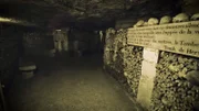 Bis zu Beginn des 19. Jahrhunderts sind die Gebeine von etwa 6 Millionen Pariser Einwohnern in die Katakomben überführt worden.