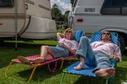 Brigitte Zeh (l.) und Daniel Wiemer (r.) als Familie Herrmann beim Nachbarschafts-Wettstreit im Campingurlaub.