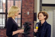 Henriette (Susanne Steidle, r.) versichert Katja (Saskia Valencia, l.), dass ihr die Affäre ihres Mannes egal ist, da er ja wieder ganz für sie da sei.